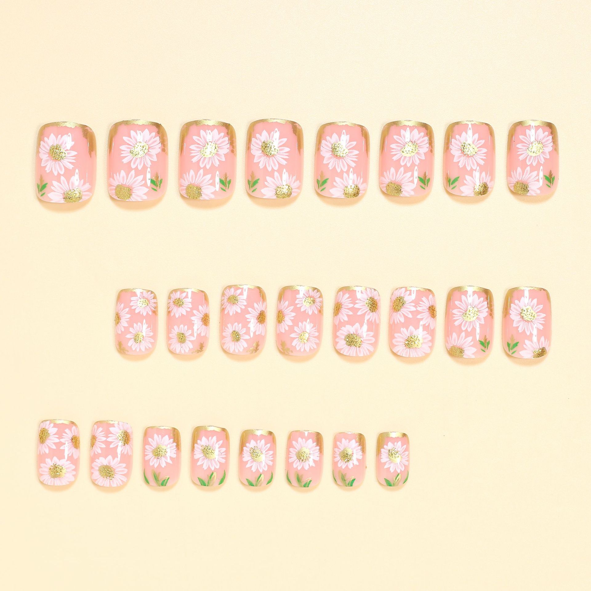 Korte vierkante nepnagels met  - Embroidery Embellishments recensie en prijs